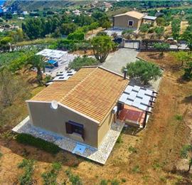 2 bedroom villa with jacuzzi & sea views, near Castellammare del Golfo, sleeps  4-5